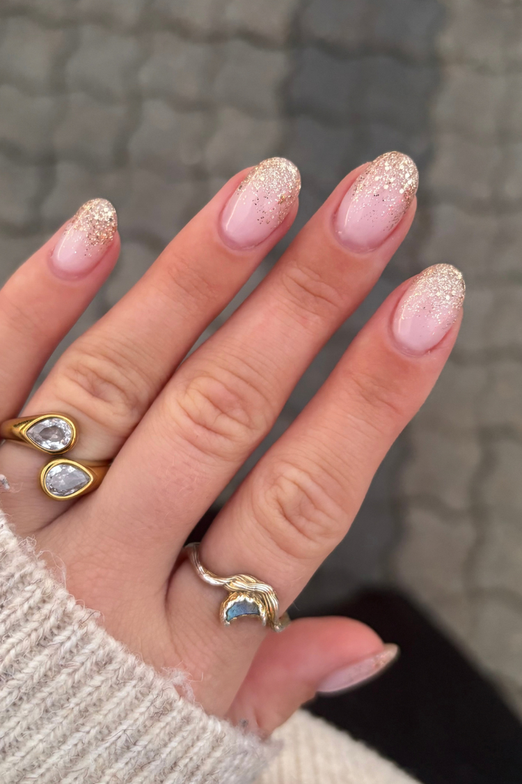 Soft Sparkle Look – Geelilakkalook Nailsterilta