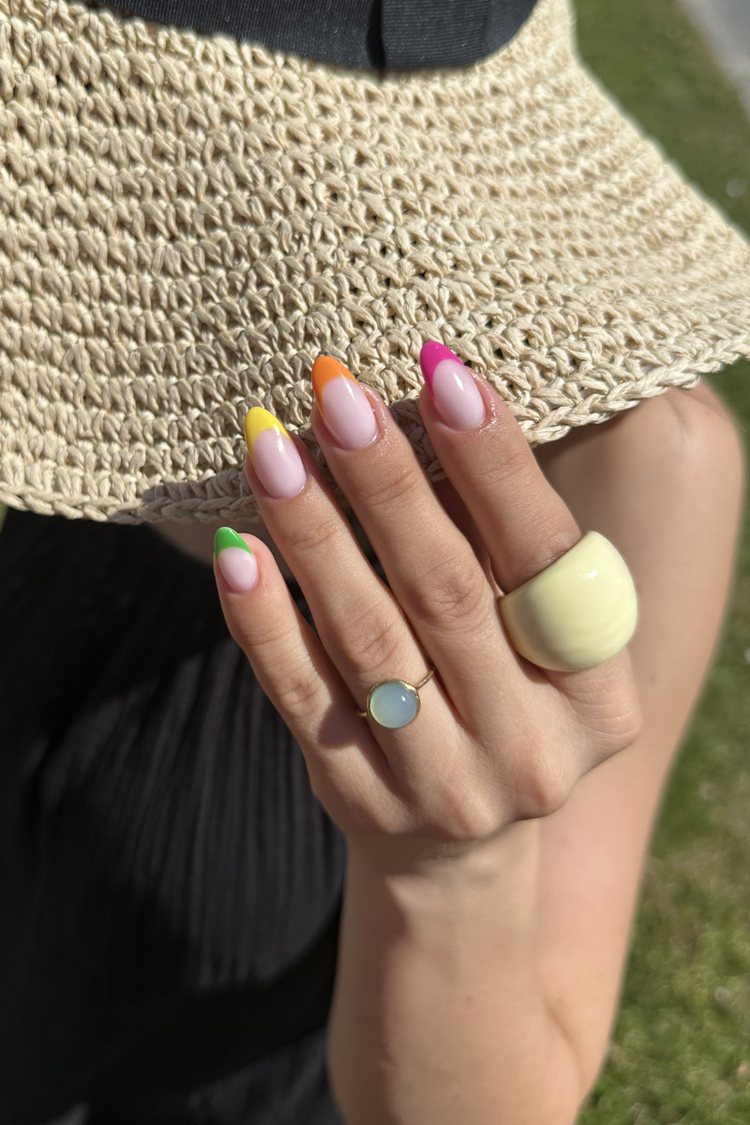 Colorful Frenchies – Geelilakkalook Nailsterilta, kuva 2