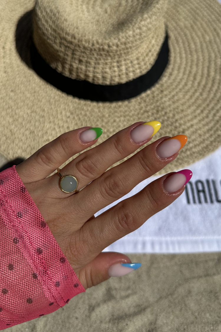 Colorful Frenchies – Geelilakkalook Nailsterilta