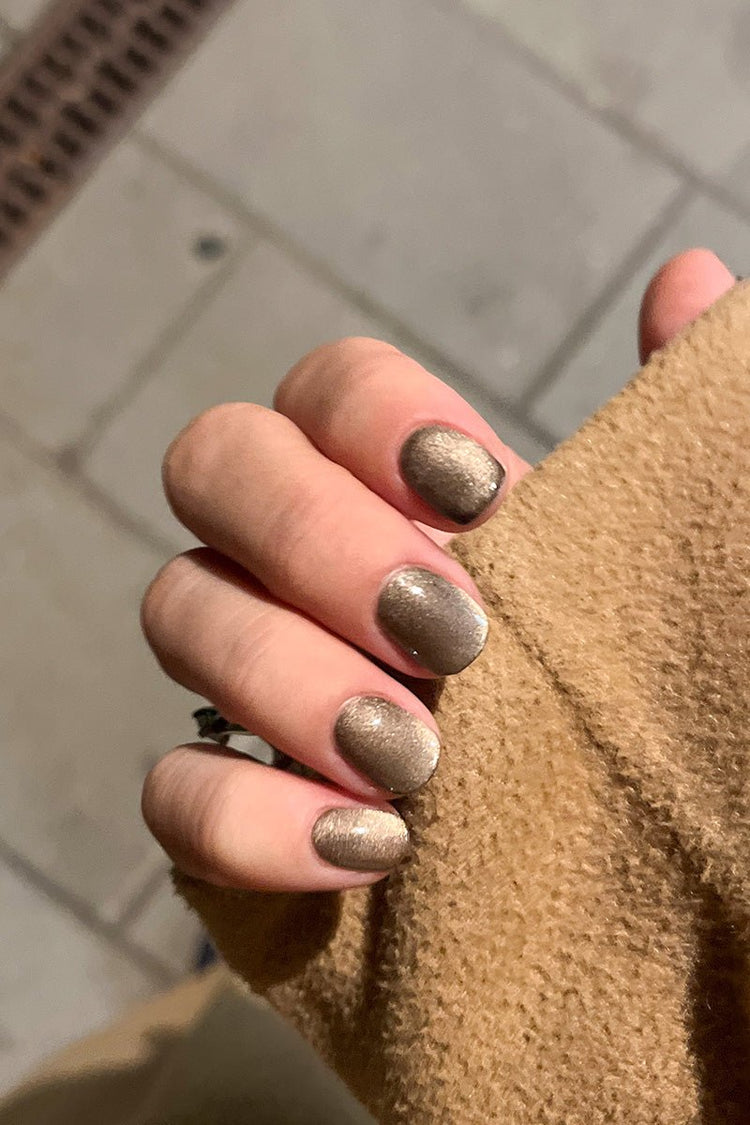 Dark Marble Cat Eye · 495 – Geelilakka Cat Eye Nailsterilta, kuva 3