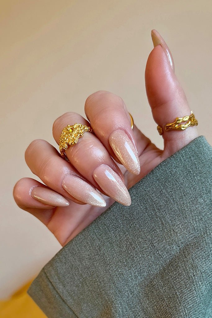 Fairy Dust Cat Eye · 334 – Geelilakka Cat Eye Nailsterilta, kuva 3