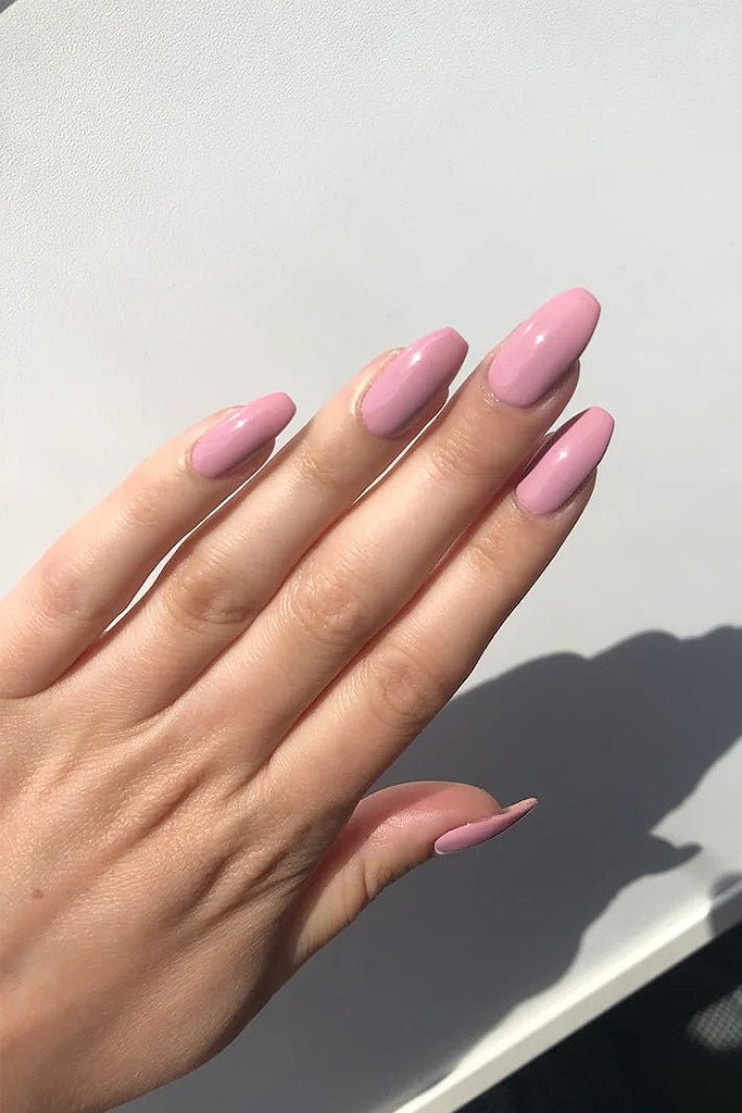 Lovely  · 32 – Geelilakka Nailsterilta, kuva 3