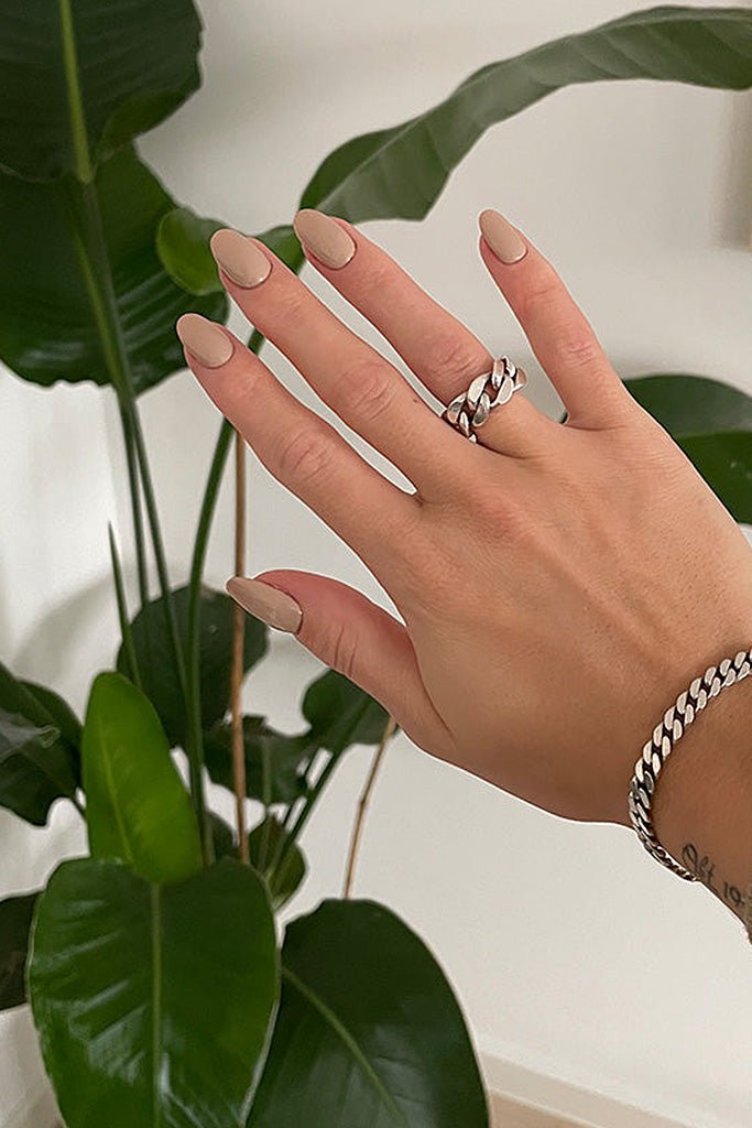 Minimalism  · 112 – Geelilakka Nailsterilta, kuva 3