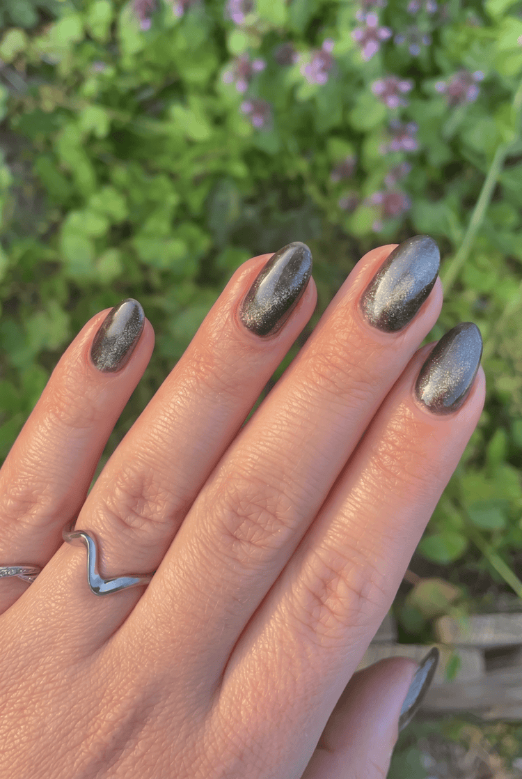 Night Cat Eye · 333 – Geelilakka Cat Eye Nailsterilta, kuva 3