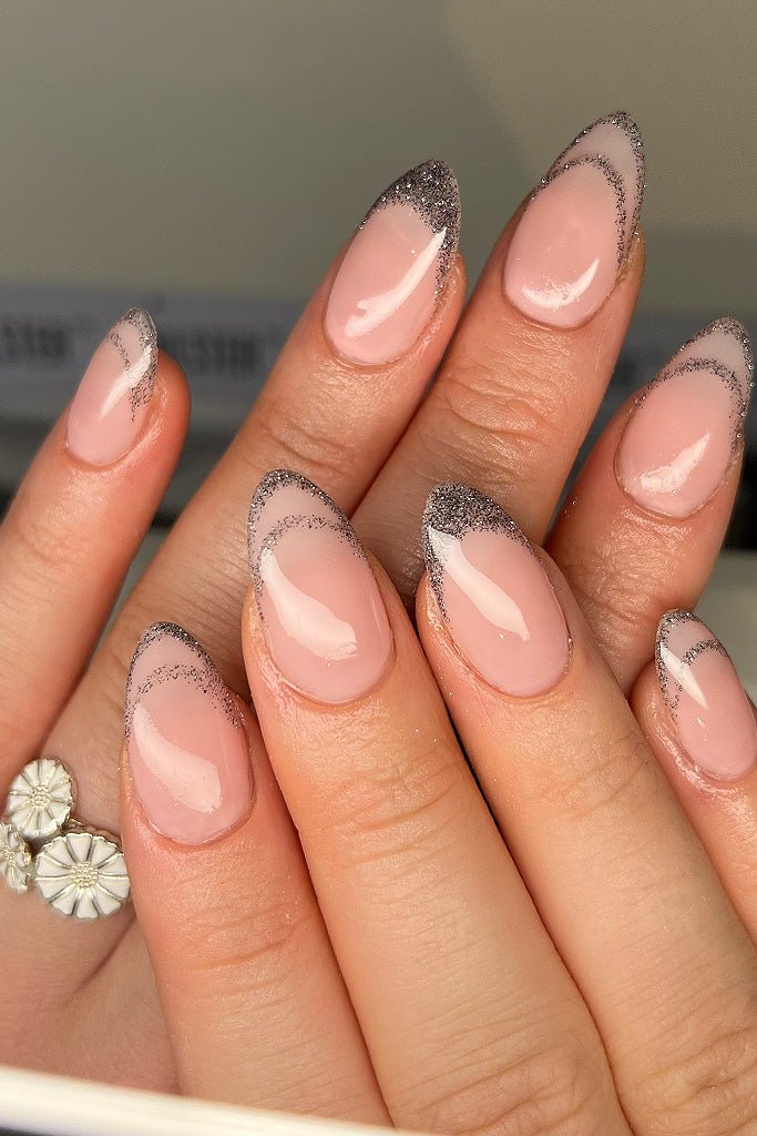 Reflective Dark · 358 Nailsterilta, kuva 3