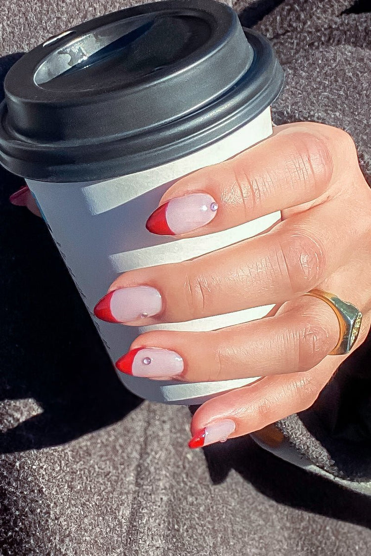 Red French Look – Geelilakkalook Nailsterilta